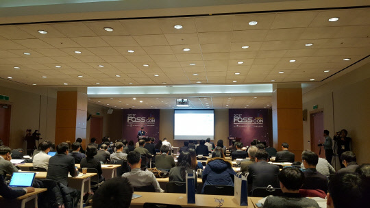 전병곤 서울대 컴퓨터공학부 교수(단상)가 20일 서울 삼성동 코엑스에서 개최된 FOSSCON코리아(오픈소스SW콘퍼런스)에서 '오픈소스를 통한 SW 경쟁력 강화'를 주제로 기조연설을 하고 있다.